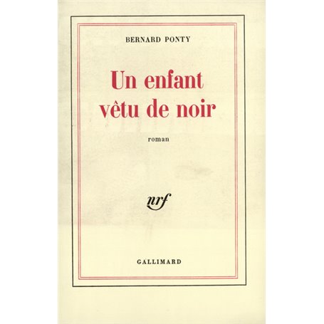Un enfant vêtu de noir