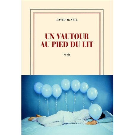 Un vautour au pied du lit