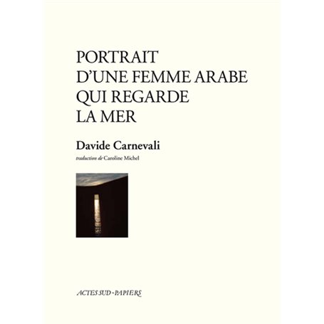 Portrait d'une femme arabe qui regarde la mer