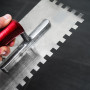 HELPMATE - Truelle dentée 10 x 10 mm - Spatule crantée professionnelle fabriquée en Allemagne en acier inoxydable - Truelle dent