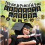 Bannière de félicitations de remise de diplôme classe de 2025, noir et doré à paillettes « We are So Proud of You » avec tourbil