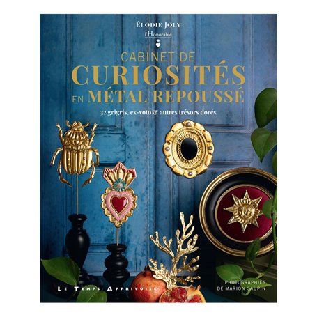 Cabinet de curiosités en métal repoussé - 32 grigris