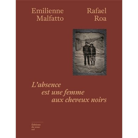 L'Absence est une femme aux cheveux noirs