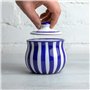 City to Cottage | Sucrier Pot de sucre | à rayures bleu marine et blanches en céramique avec couvercle fait et peint à la main