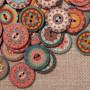 OTOTEC Lot de 200 boutons ronds en bois multicolores rétro avec 2 trous faits à la main pour bricolage, couture, loisirs créatif