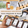 comforder – Pots à Épices en Verre et Bois + 336 Étiquettes Françaises pour Épices + 2 Moulins – 24 Bocaux de Cuisine 120 ml