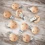 RUBY - Lot de 10 pinces en bois de hêtre de haute qualité, attache tétine, pinces tétine, pince en bois naturel (Avec trou)
